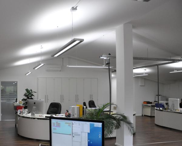Blendfreies Licht fürs Büro: LED Pendelleuchte PIL - Optimal für Büroarbeitsplätze nach neuster Norm EN12464-1