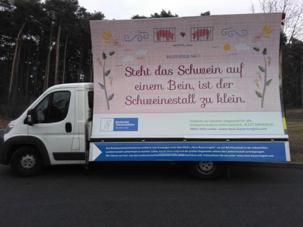 Plakat-Wagen des Deutschen Tierschutzbüros mit "Neuen Bauernregeln" am Donnerstag (23.02.17) in München