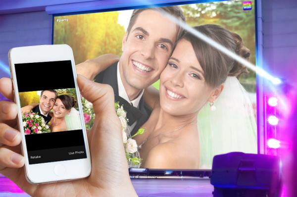 Interaktive Hochzeitsfeier - die digitale Selfiewall zeigt Handyfotos der Feier auf der Beamerleinwand live an