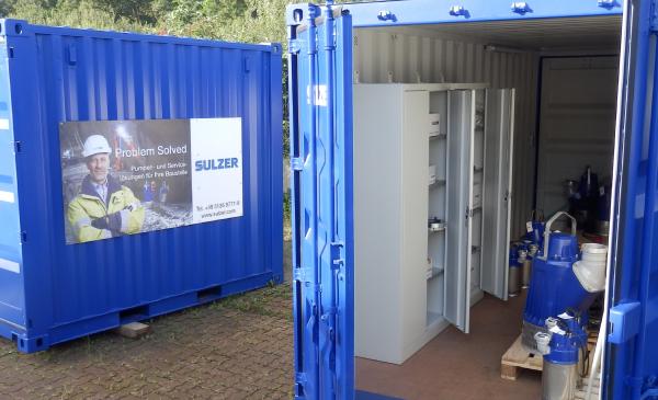 Sorgenfrei-Container mit Pumpen und Werkstatt von Sulzer für Baustellen