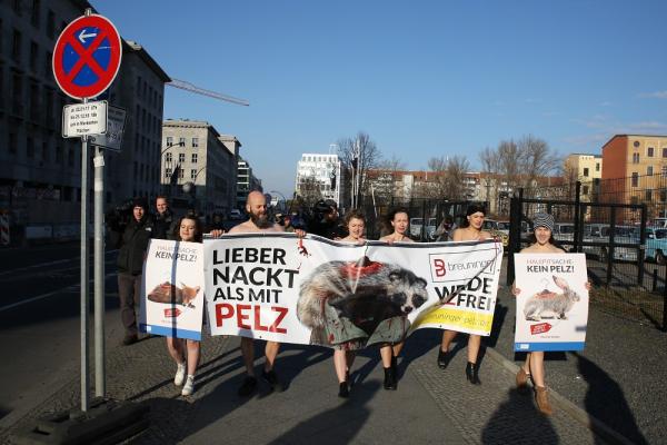 "Lieber nackt als mit Pelz" - Tierrechtler demonstrieren nackt zum Start der Fashion Week in Berlin