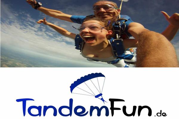 Fallschirmspringen in Bayern mit Tandemfun. Holen Sie sich den Adrenalin-kick beim Tandemsprung als Geschenk!