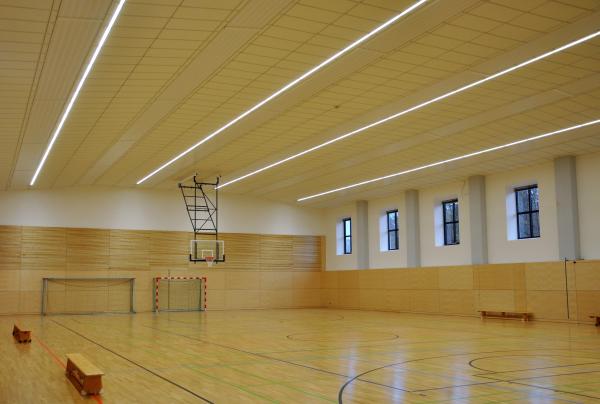 Sanierung Sporthalle: ballwurfsichere Lösung mit schlanken Lichtlinien in Systemklimadecke von AS LED Lighting