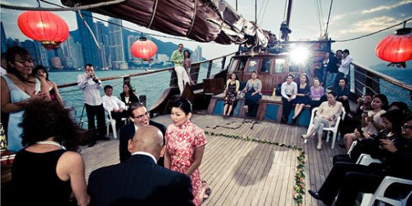 Ganz ohne Bürokratie: Filipina und Thailänderin in Hongkong heiraten.