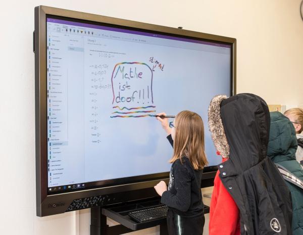Pädagogische Schul-IT in der Cloud: Webcam überträgt Mathematik-Stunde in die Aula