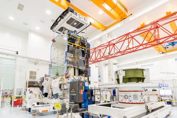 Nutzlast und voll-elektrischer Antrieb des Eutelsat-Satelliten KONNECT erfolgreich miteinander verbunden