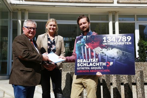 Deutsches Tierschutzbüro übergibt Petition mit 134.789 Unterschriften gegen Oldenburger Skandal-Schlachthof