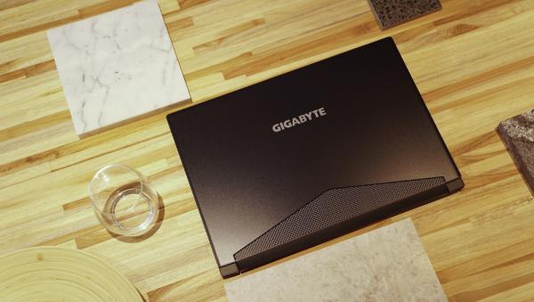 Das Musterbeispiel eines dünnen und leichten Gaming Laptops "GIGABYTE AERO 15 Classic"