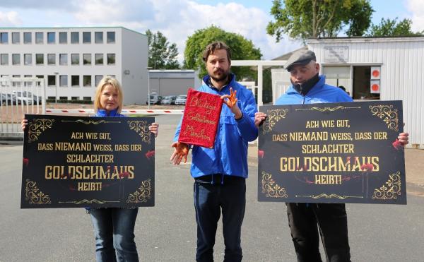 Deutsches Tierschutzbüro zeichnet Goldschmaus mit dem "Blutigen Märchenbuch" aus