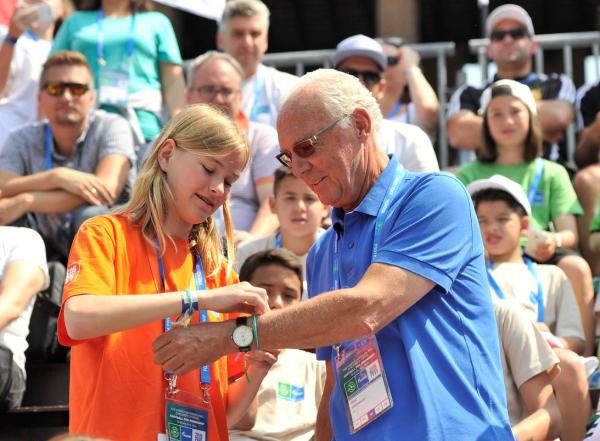 Beckenbauer teilt als Botschafter von "Fußball für Freundschaft" sein Fußballwissen mit jungen Spielern