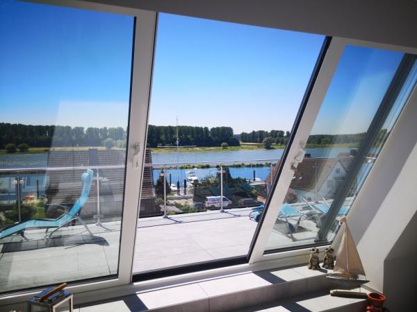 "Wohnen wie im Urlaub": Balkonausstiegsfenster von LiDEKO erweitert den Blick auf den Rhein