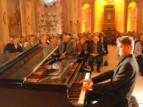 Starpianist Felix Reuter gastiert mit humorvollem Konzert zum Barockfest am 13.9. auf Schloss Heidecksburg