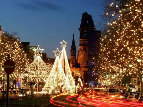 Stimmungsvolle Berliner Weihnachtsfeier mit Lichterfahrt organisieren