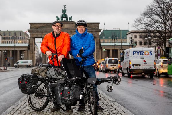 Trotz Hirntumor und Erblindung: mit dem Hase Bikes Pino-Tandem von Berlin nach Tokio
