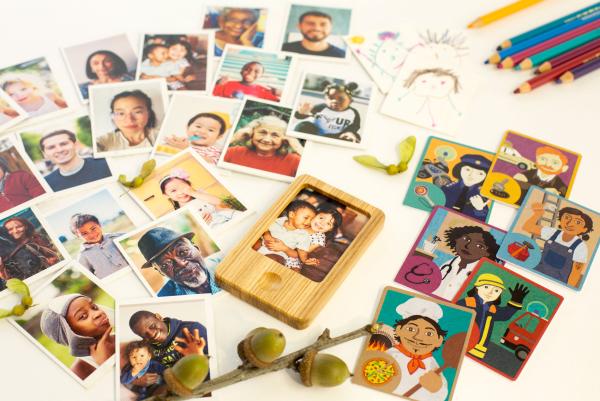 Fonli: das besondere Spielzeugsmartphone - personalisierbar mit eigenen Fotokarten. Handgemacht und aus Holz