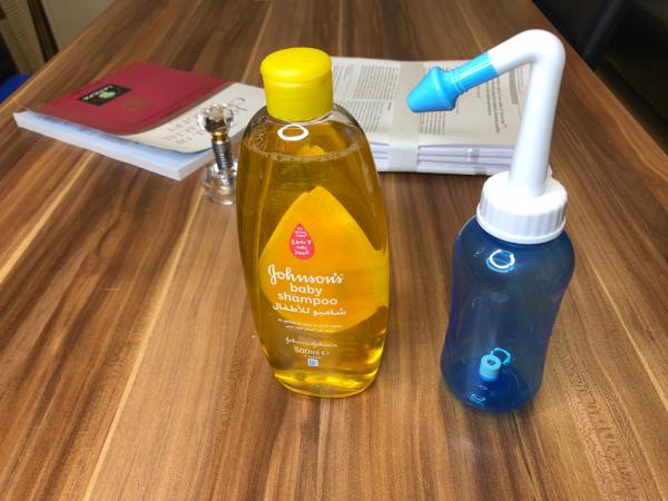 Neue Behandlung gegen Corona - Mit Babyshampoo und Nasendusche gegen SARS-CoV-2