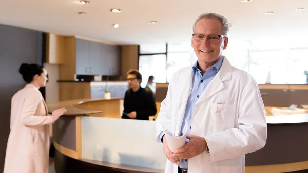 Lichtblick in der Pandemie: Dr. med. Patrick Bauer führt weiter Brustvergrößerungen und Brust-OPs durch 