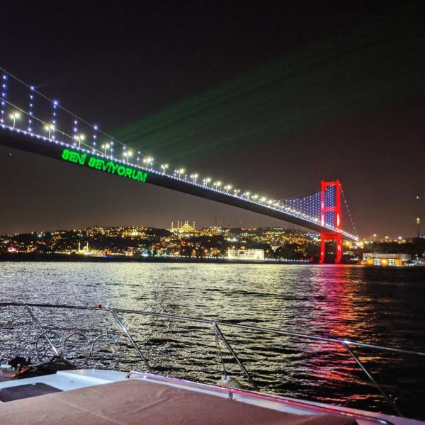 Trendstadt Istanbul-Überraschungsreise zum Geburtstag mit besonderem Geschenk.