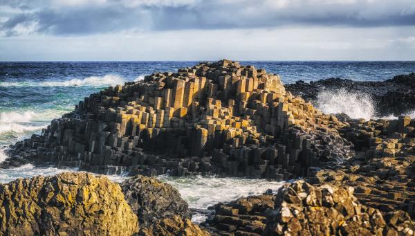 Immer noch GIGANTISCH: der Klippenrand des Giant's Causeway Coast im Norden Irlands