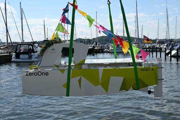 Prototyp für emissionsfreie Schleiboote im Schleswiger Hafen getauft
