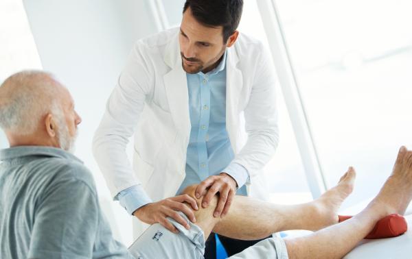 Schmerzhaftes Treppensteigen: Warum Knieschmerzen bei Arthrose doppelt weh tun.