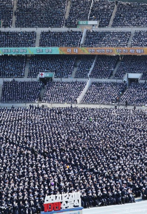 Einzigartiges Ereignis: Vorsitzender Man-Hee Lee spricht zu 100.000 Absolventen der Shincheonji Kirche Jesu