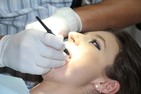Wie unterscheidet sich die Prophylaxe beim Zahnarzt vom Zähne putzen zu Hause?