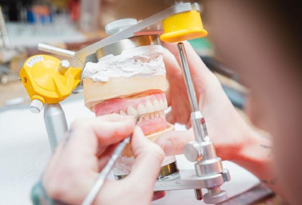 Zahnarztpraxis Dr. Peterke - Ihre Implantatexperten in Köln für ein strahlendes Lächeln