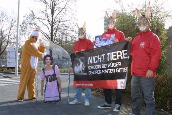 Tierschützer sperrten „Ministerin Aigner“ in Käfig – Protestaktion vor Verbraucherschutzministerium