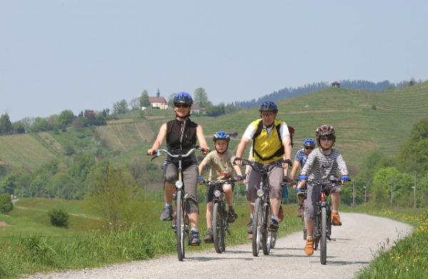 Von Märchenpfaden, Schokoladenmuseen und Zirkuswagen - Radreisen sind bei Familien mit Kindern gefragt