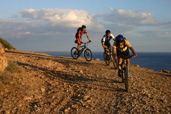 Die ersten Sonnenstrahlen auf dem Rad genießen: Frühjahrstouren jetzt planen
