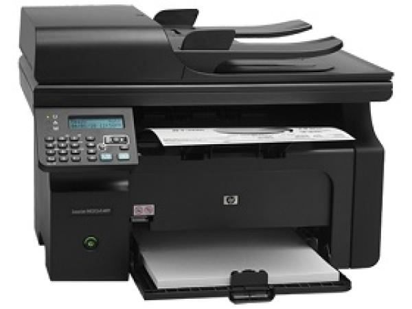 Neuer Mitarbeiter für die Büroumgebung, der HP LaserJet Pro M1212nf mit geeignetem Toner