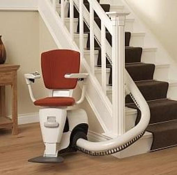 Im Alter mobil: Der Treppenlift von Seniorbest