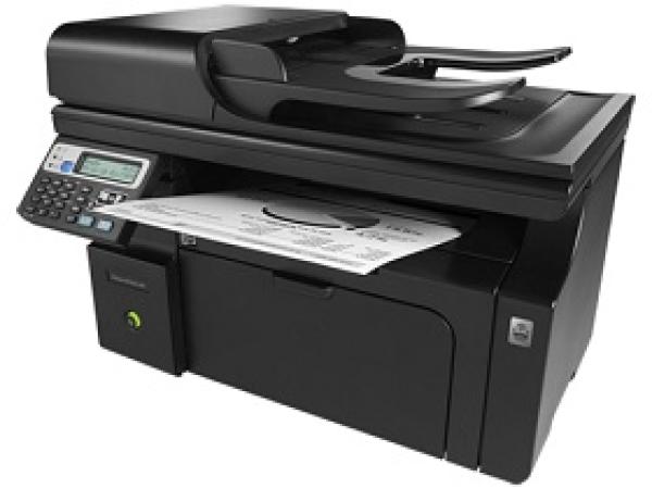Modernes Multifunktionsgerät für den Bürobereich, der HP LaserJet Pro M1218nfs mit passendem Toner