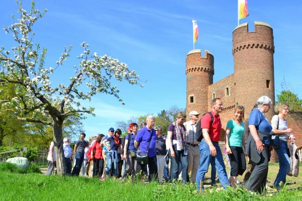 Die zukünftigen Gästeführer der Landesgartenschau Zülpich 2014 erhielten eine exklusive Führung über die Baust