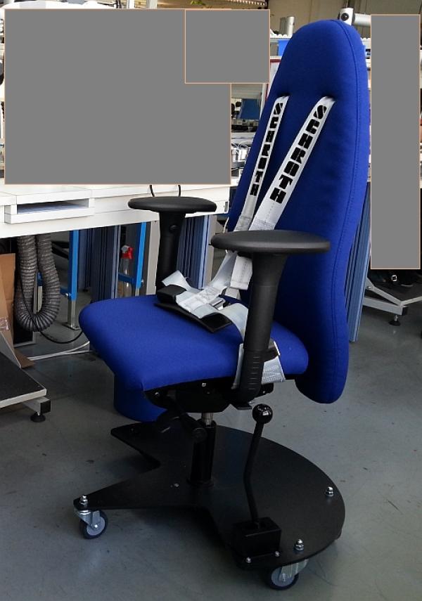 Ergonomischer Arbeitsstuhl mit feststellbarer Laufrollen-Bremse und Sicherheitsgurten bei Epilepsie