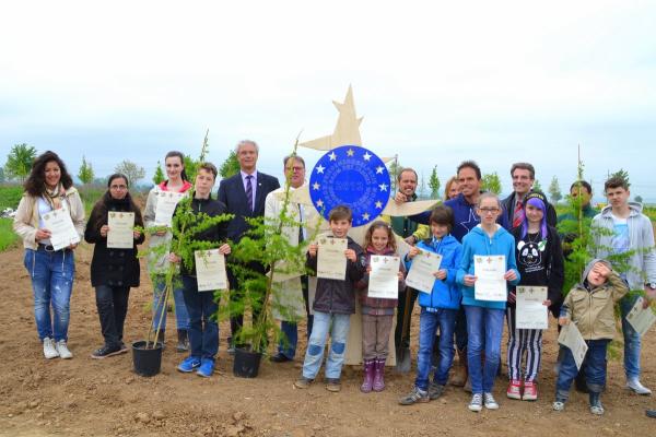 Kinder und Jugendliche pflanzten den Europawald im Seepark Zülpich.