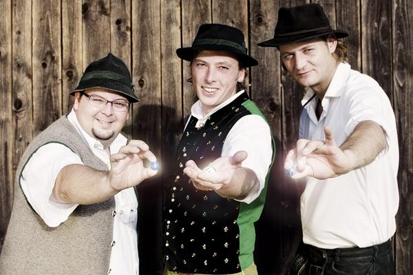 DA HUAWA, DA MEIER UND I – „D'Würfel san rund" in Großkarolinenfeld bei Rosenheim