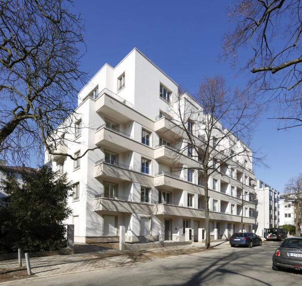 Frankfurt: Karl Richter Architekten stellen Mehrfamilienhaus am ehemaligen Suhrkamp-Sitz fertig