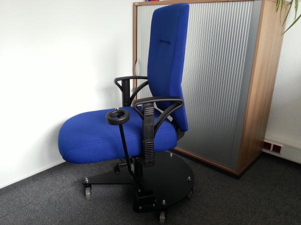 Ergonomischer Bürostuhl mit feststellbarer Laufrollen-Bremse bei zweifacher Beinprothese und Unterarmstümpfen 