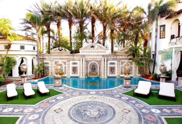 Versace Villa in Miami wird zwangsversteigert. Rockstar Immobilien begleitet High Net-Worth Kunden. 