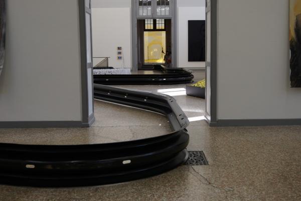 „Ölspuren“, 100 m Leitplanken, eine neue Installation von Kurt Fleckenstein im Kunstmuseum Solothurn