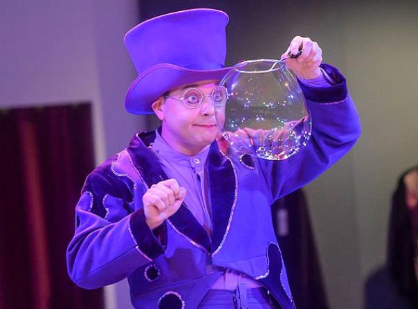 Seifenblasenshow bringt Entertainment in Fashion-Circus