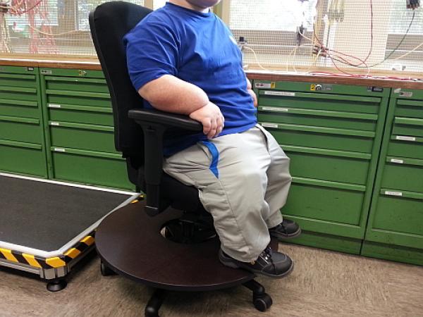Ergonomischer Arbeitsplatz bei Kleinwuchs – DAVID der Arbeitsstuhl für kleinwüchsige Menschen