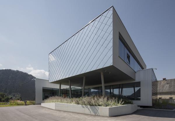 Bürofassade mit Edelstahlschindeln