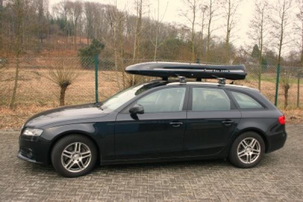 Extra flache Dachbox Black Shark aus Glasfaserkunststoff erreicht höchste Zuladung von knapp 100 kg