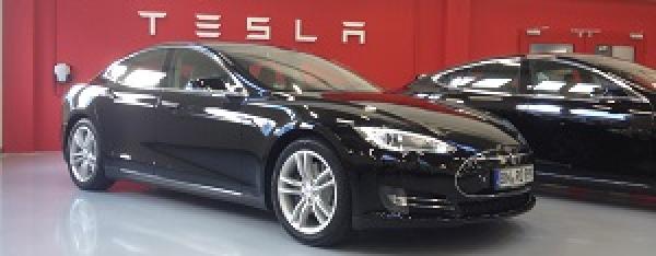 Elektrofahrzeug "Tesla Modell S" ab sofort beim Limousinenservice "Premium-Drive"