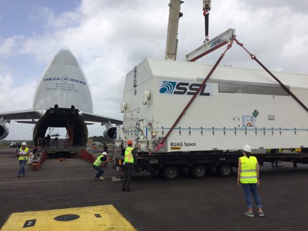 EUTELSAT 65 WEST A in Kourou für Start mit Ariane am 9. März eingetroffen