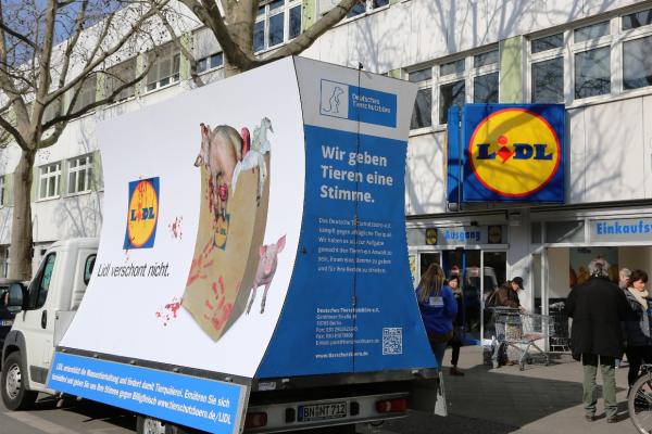 Plakatwagen kommt nach Potsdam: "LIDL verschont nicht"  - 23.03.+ 24.03 Aktion vor der LIDL Filiale in Potsdam