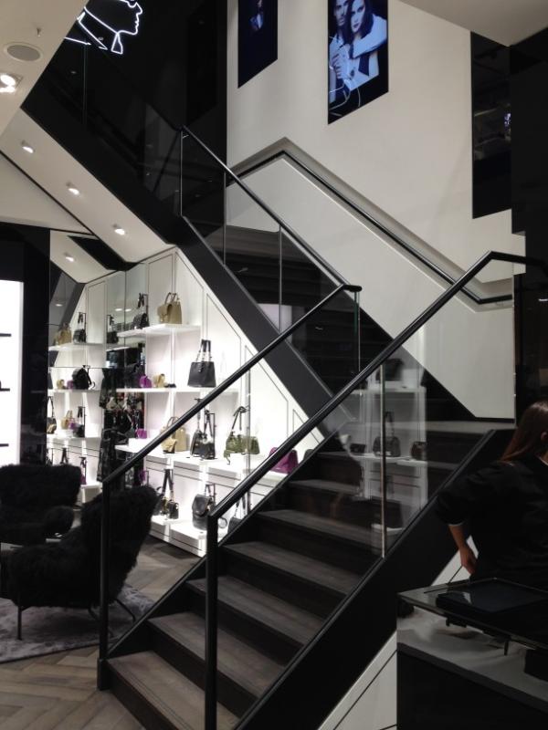 Perfekter Markenauftritt: Flagship Store von Karl Lagerfeld glänzt mit filigraner Stahltreppe